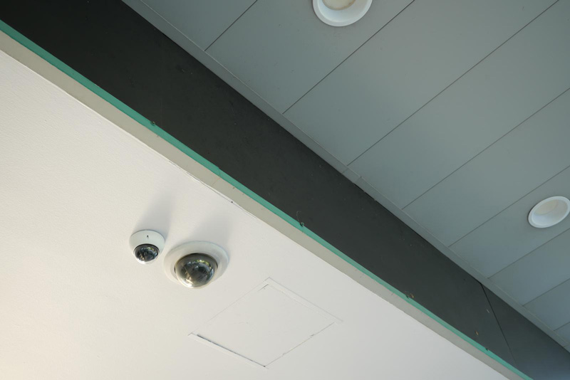 Caméras de sécurité montées au plafond et luminaires encastrés