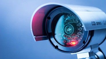 Vue rapprochée d'une caméra de sécurité extérieure avec capacités infrarouges
